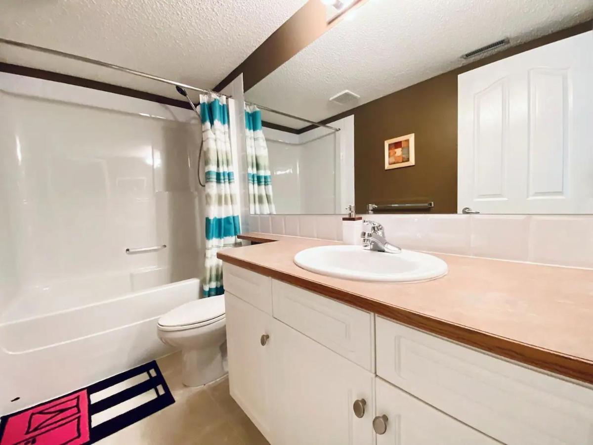 Private, Spacious, & Bright Home Calgary Extérieur photo